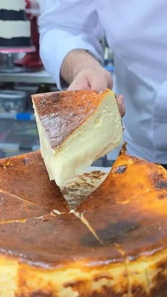 Tarta de queso vasca cortada